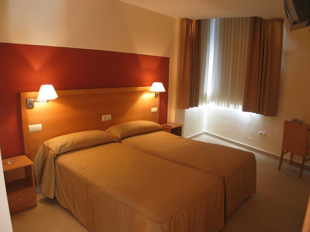 Hostal Ciudad De Caparra Каркабосо Экстерьер фото
